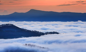 傍晚夕陽(yáng)下山頂云霧景觀攝影圖片