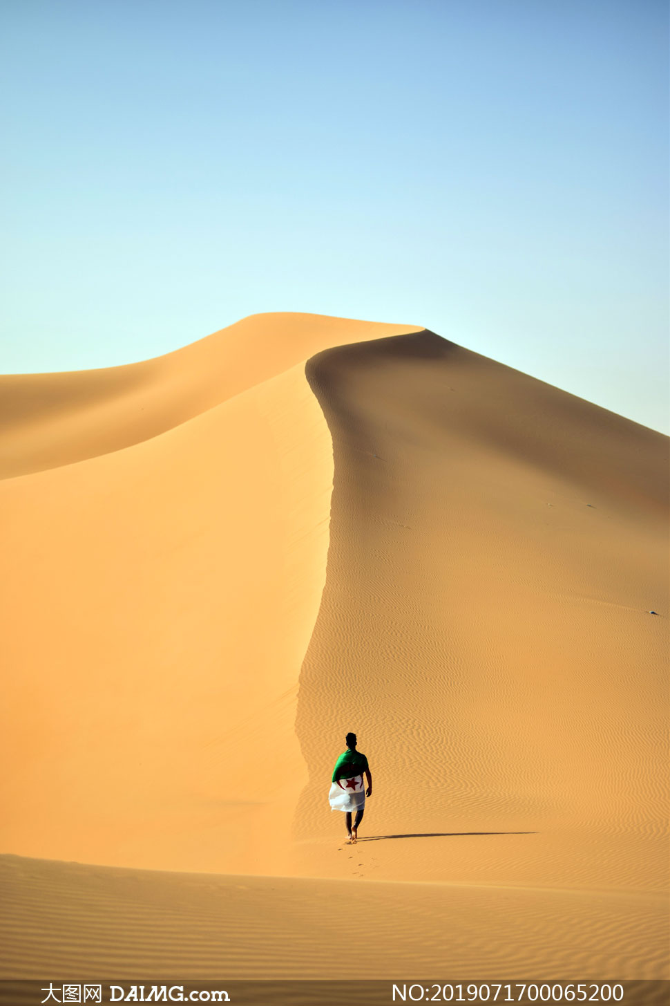 在沙漠中独行者摄影图片