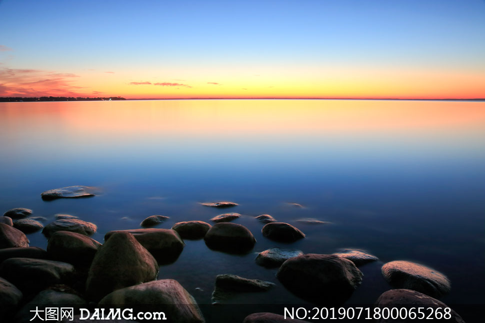 黄昏下美丽的湖泊和岩石摄影图片_大图网图片素材