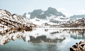 雪山下清澈的湖泊美景攝影圖片