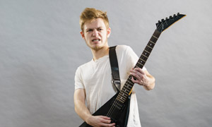 弹吉他的摇滚青年人物摄影高清图片