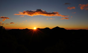 夕陽下的山頂風光美景攝影圖片