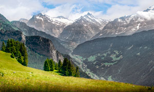 大山之中山頂美麗的草地?cái)z影圖片