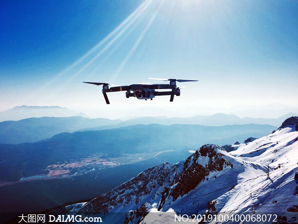 无人机航拍雪山场景摄影图片