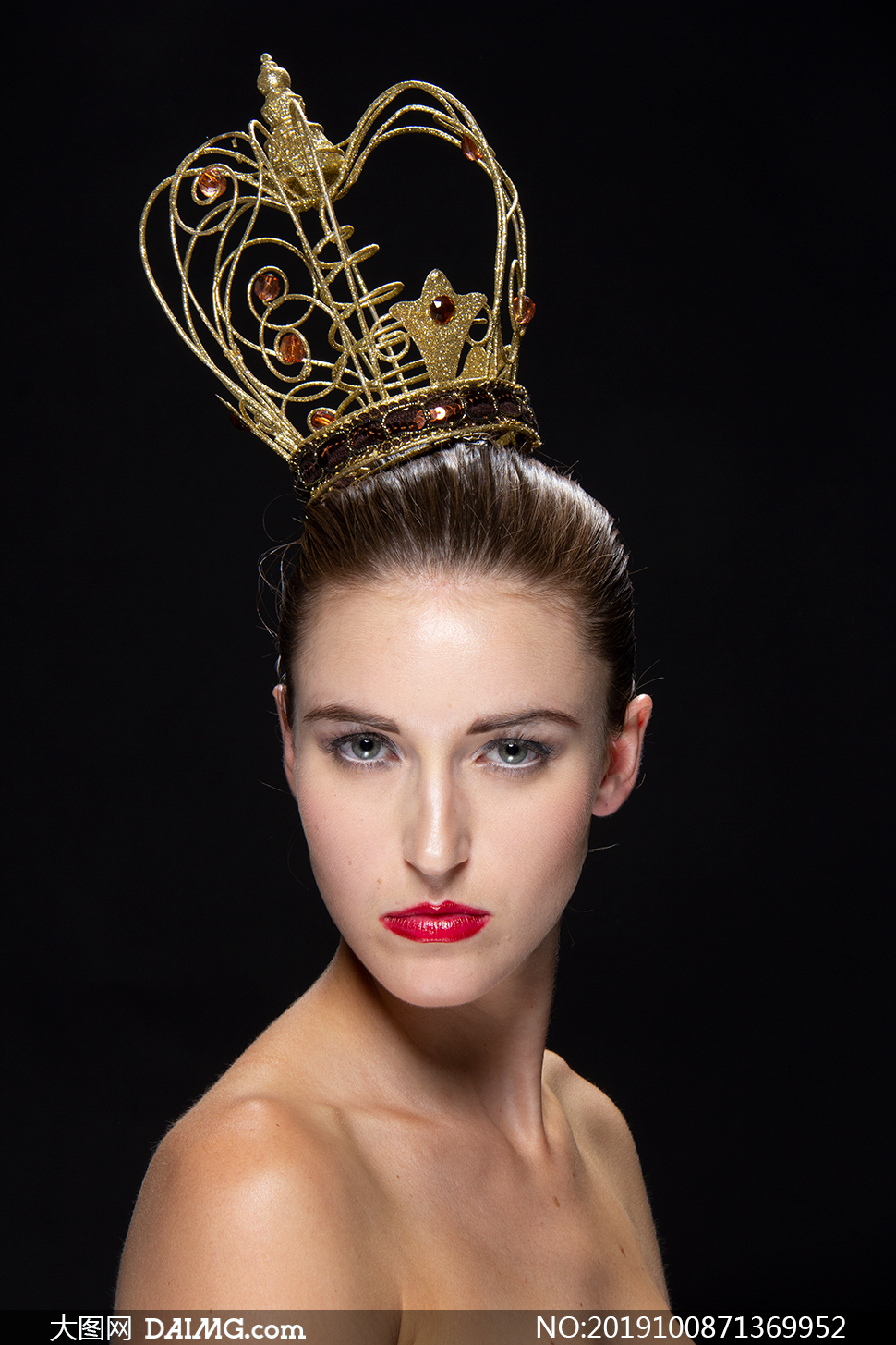 ps素材 摄影原片 > 素材信息          戴着金皇冠的美女模特人物摄影