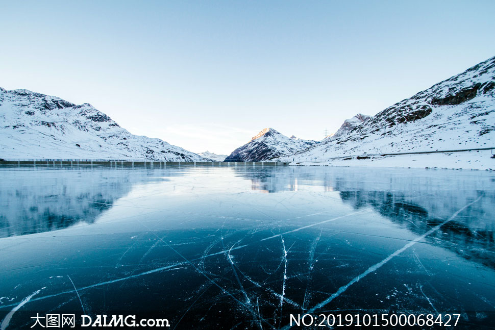 冬季结冰的湖面高清摄影图片