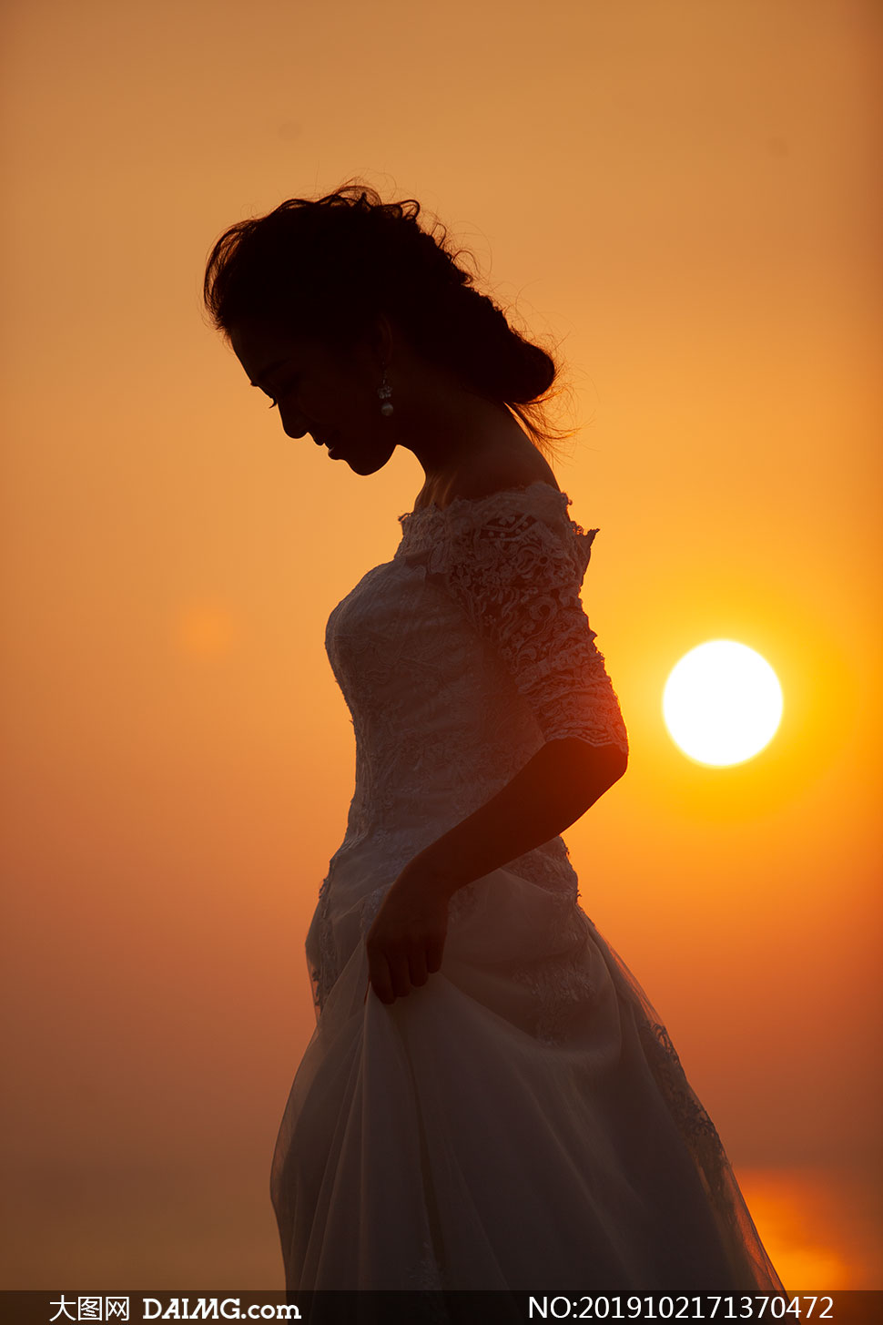 黄昏夕阳下的美女婚纱摄影高清原片
