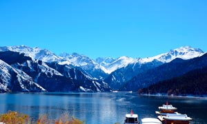 藍(lán)天下的雪山和湖泊美景攝影圖片