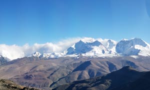 藍(lán)天下的雪山山巒攝影圖片