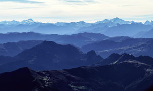 連綿的山川和山頂風(fēng)光美景攝影圖片