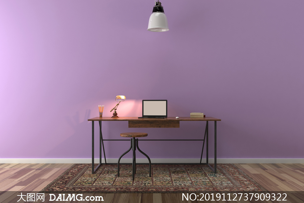 书桌电脑与紫色的墙面摄影高清图片