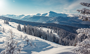 遠(yuǎn)望冬日群山雪景風(fēng)光攝影高清圖片