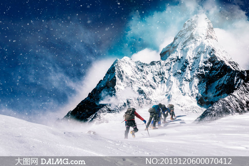 正在攀登雪山的登山家摄影图片_大图网图片素材