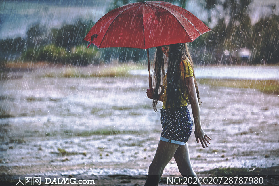 雨中撑伞的女人图片图片
