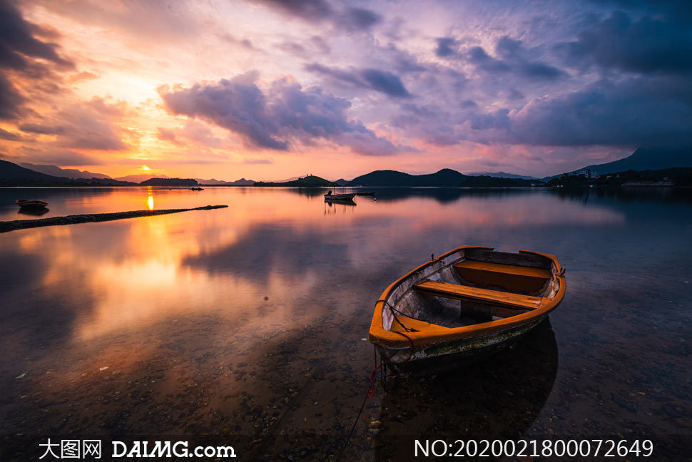 夕阳下停泊在湖边的小舟摄影图片