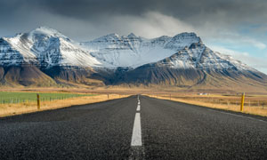 乌云下的雪山荒漠公路摄影高清图片
