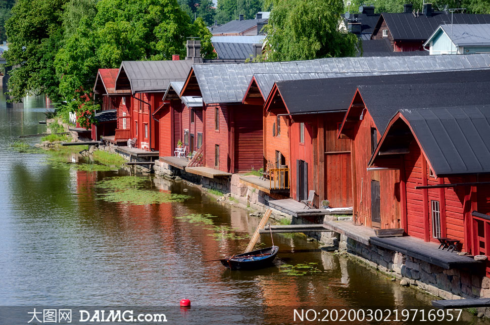 河边的一排红房子风景摄影高清图片