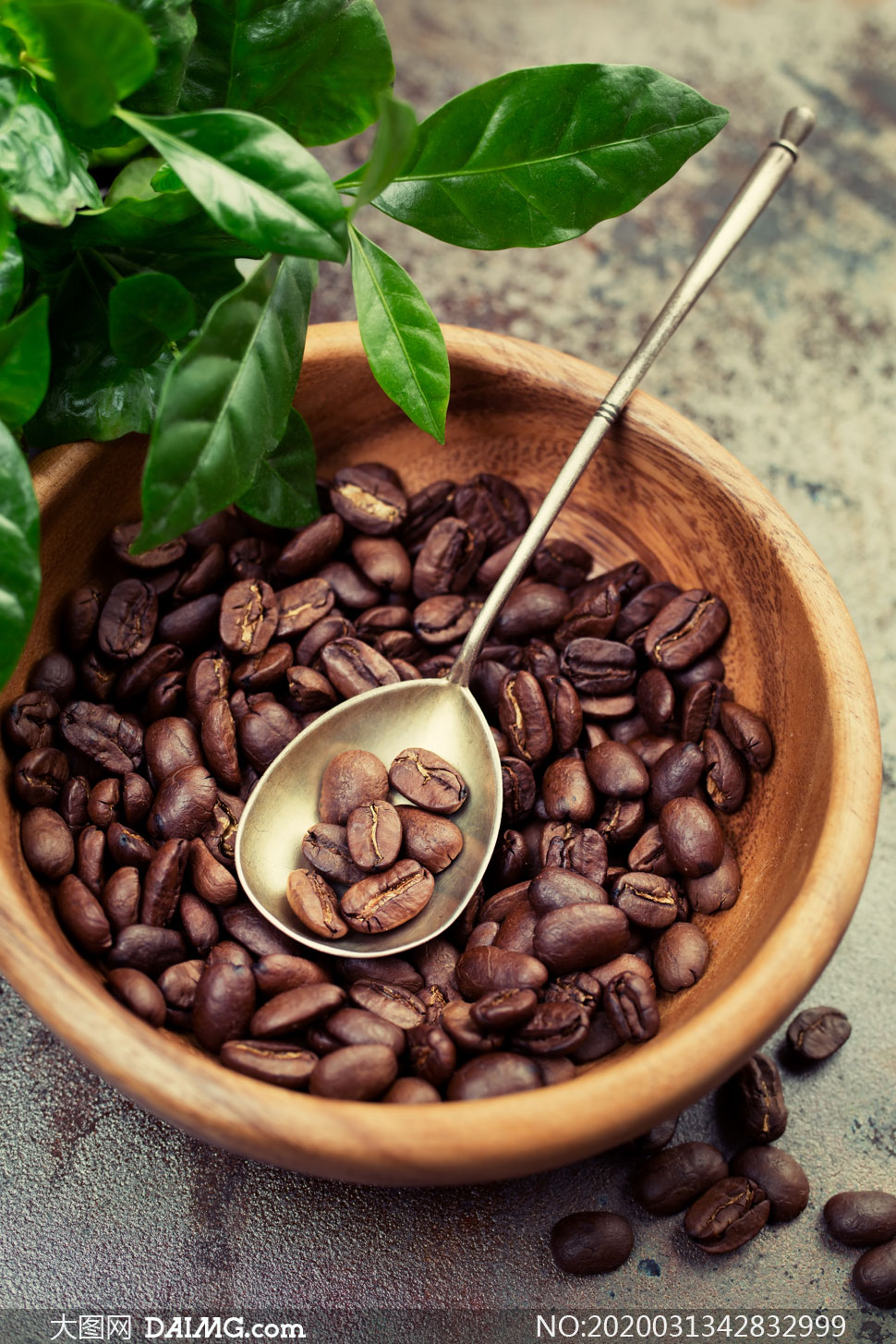 绿叶与木碗里的咖啡豆摄影高清图片