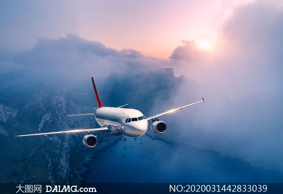 飞行的飞机摄影高清图片         就快要抵达机场跑道的飞机高清图片