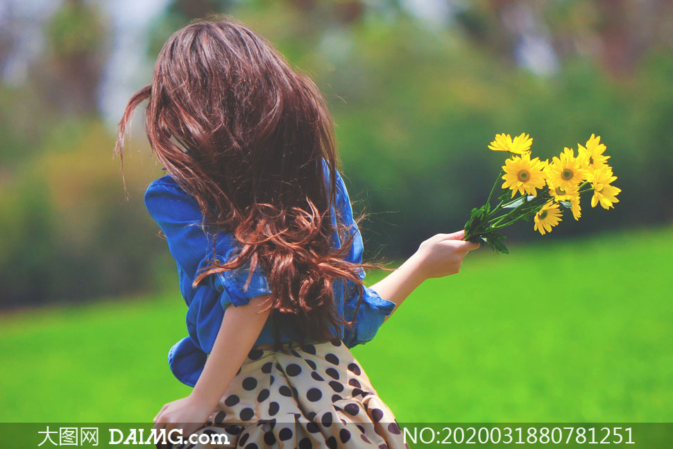 手拿着一束鲜花奔跑的女孩高清图片