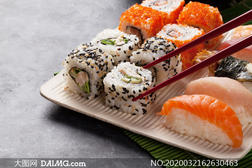 盘子中的美味寿司特写摄影高清图片