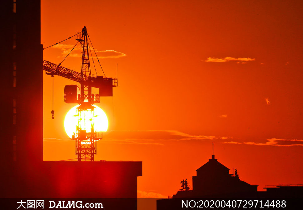 夕阳西下建筑工地塔吊摄影高清图片