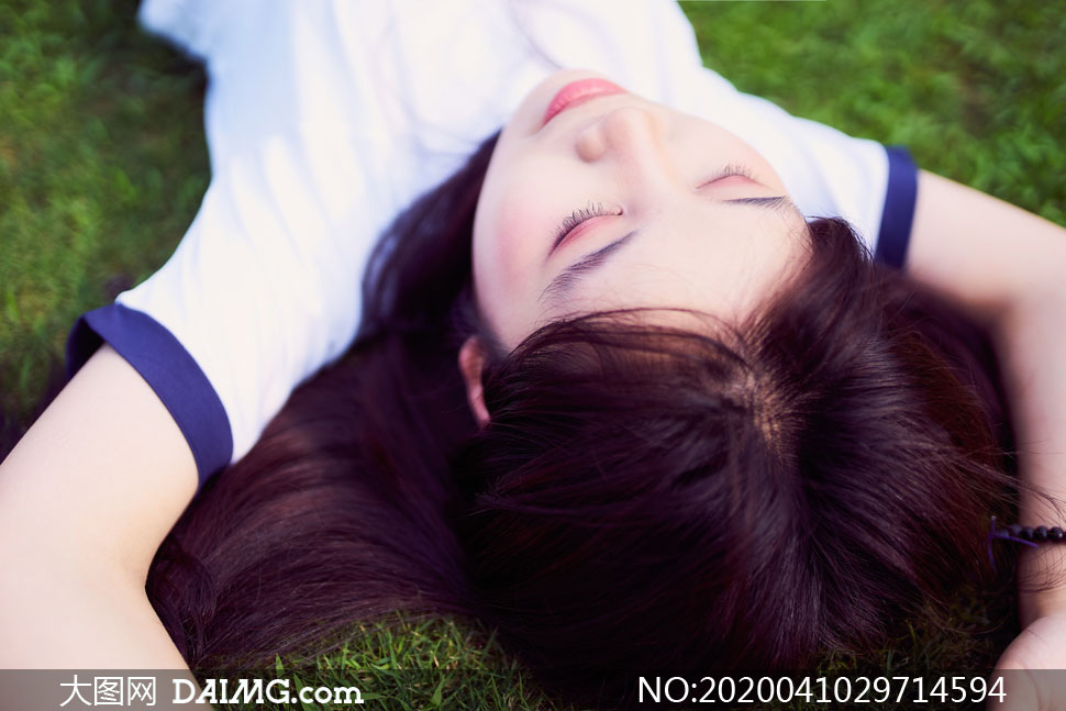 躺在草地上的长发美女摄影高清图片