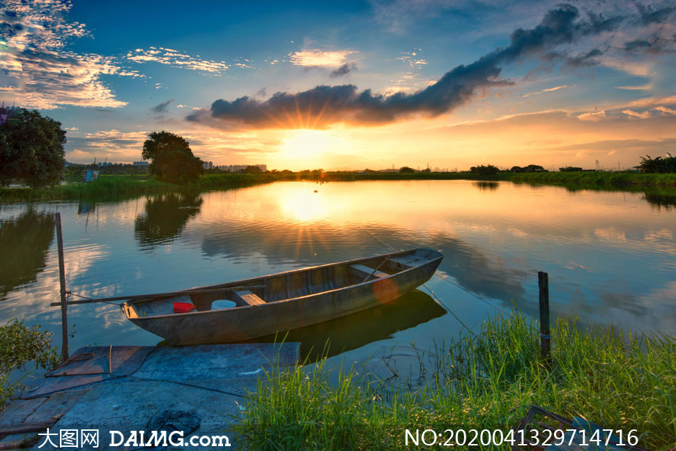 阳光映照着的湖面小船摄影高清图片_大图网图片素材