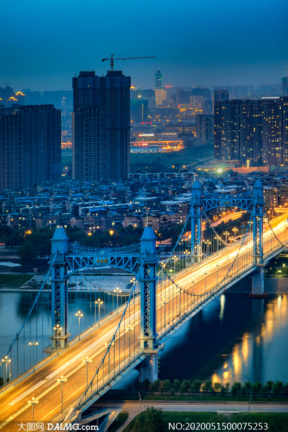 城市中的桥梁美丽夜景摄影图片