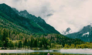 云霧下的山林和湖泊美景攝影圖片