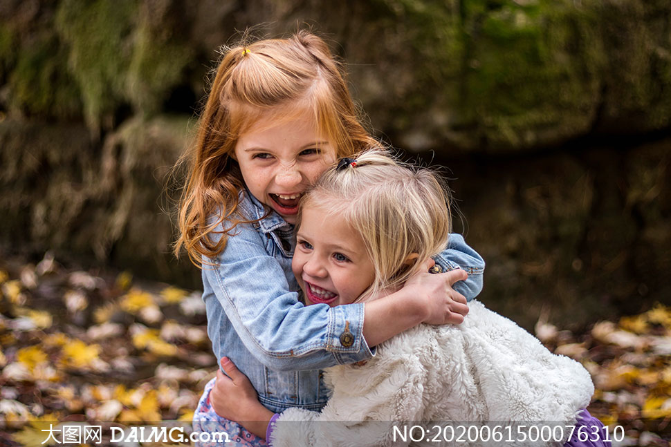 两个开心拥抱在一起的女孩摄影图片