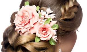佩戴玫瑰花的新娘盘发发型摄影图片