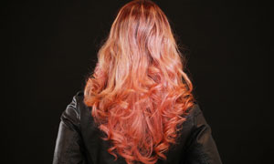 披肩红色长发发型美女摄影图片