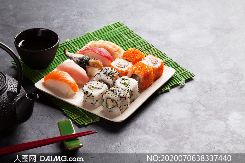 上的三文鱼等高清图片         红色鱼子酱的日料寿司摄影高清图片