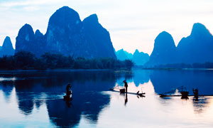 桂林漓江上打渔的渔民摄影图片