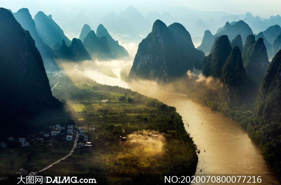 云雾缭绕的桂林漓江山水摄影图片         桂林阳朔漓江山水风景