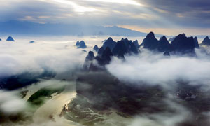 云雾缭绕的桂林漓江山水摄影图片