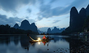 夜晚漓江上的渔民高清摄影图片
