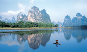 桂林漓江山水和江上漁民攝影圖片