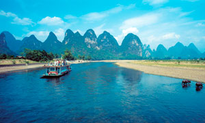 桂林漓江上的游船摄影图片