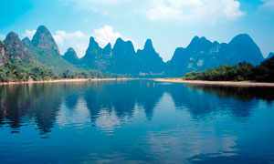 桂林山下平靜的漓江高清攝影圖片