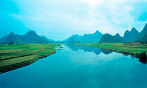 山下美麗的的漓江美景攝影圖片