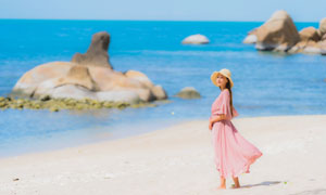 海边沙滩上的长裙美女摄影高清图片