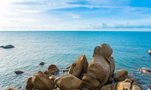 海天一色風(fēng)景與海邊的礁石高清圖片