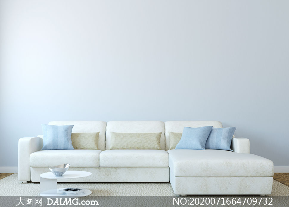 客厅抱枕与浅色的沙发摄影高清图片_大图网图片素材