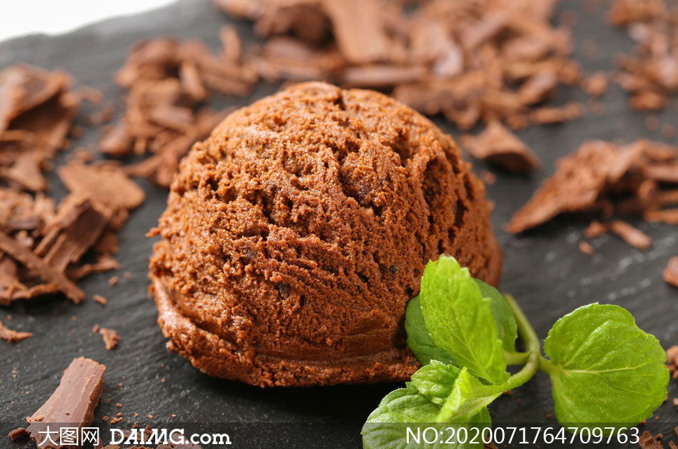 一枚巧克力口味冰淇淋特写高清图片