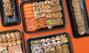 精心摆放入盘的多种寿司卷高清图片