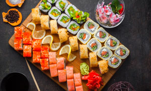 多种口味的日料寿司卷摄影高清图片