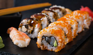 虾肉与三文鱼寿司特写摄影高清图片