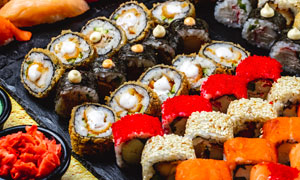 盘子里的多种口味寿司摄影高清图片